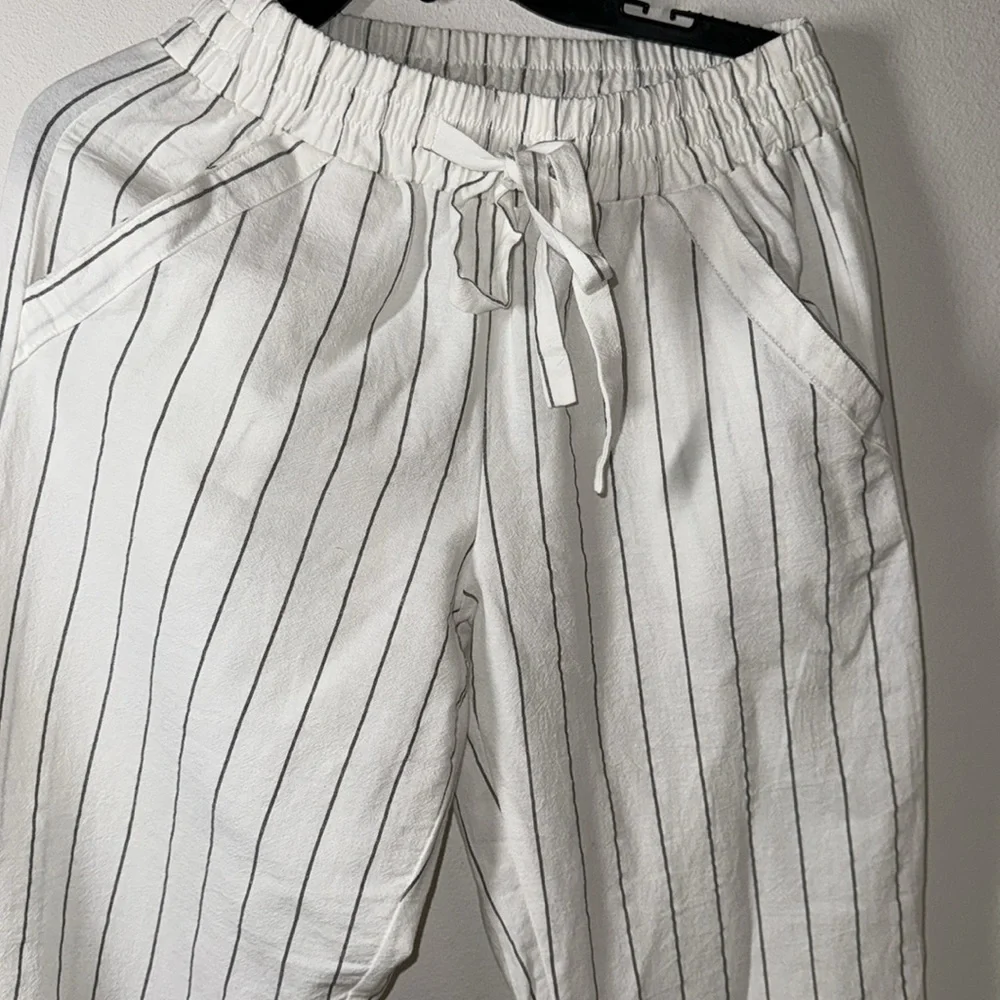 Sienna Sky Sz S white gray pin stripe cotton elastic waist ties straight‎ pants